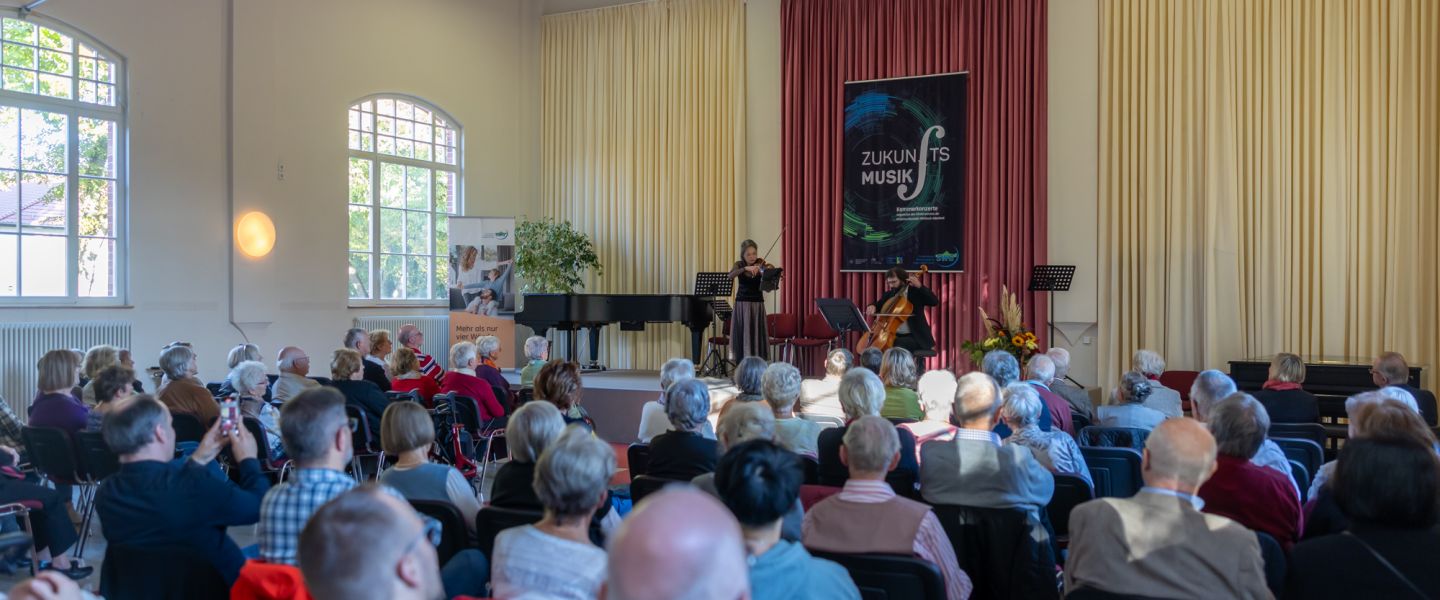 Gäste vom Kammerkonzert vor Bühne