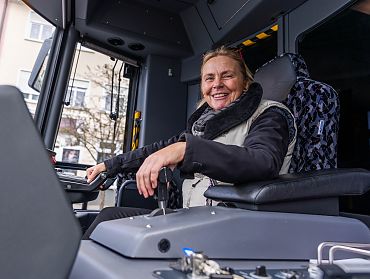 Eine weibliche Person sitzt im Lokführerhaus 