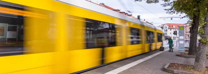 Tram fährt vom Lustgarten los