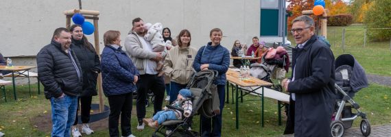 Familien sitzen und hören dem Geschäftsführer zu