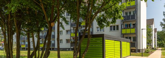 Wohnhaus mit Grünanlage