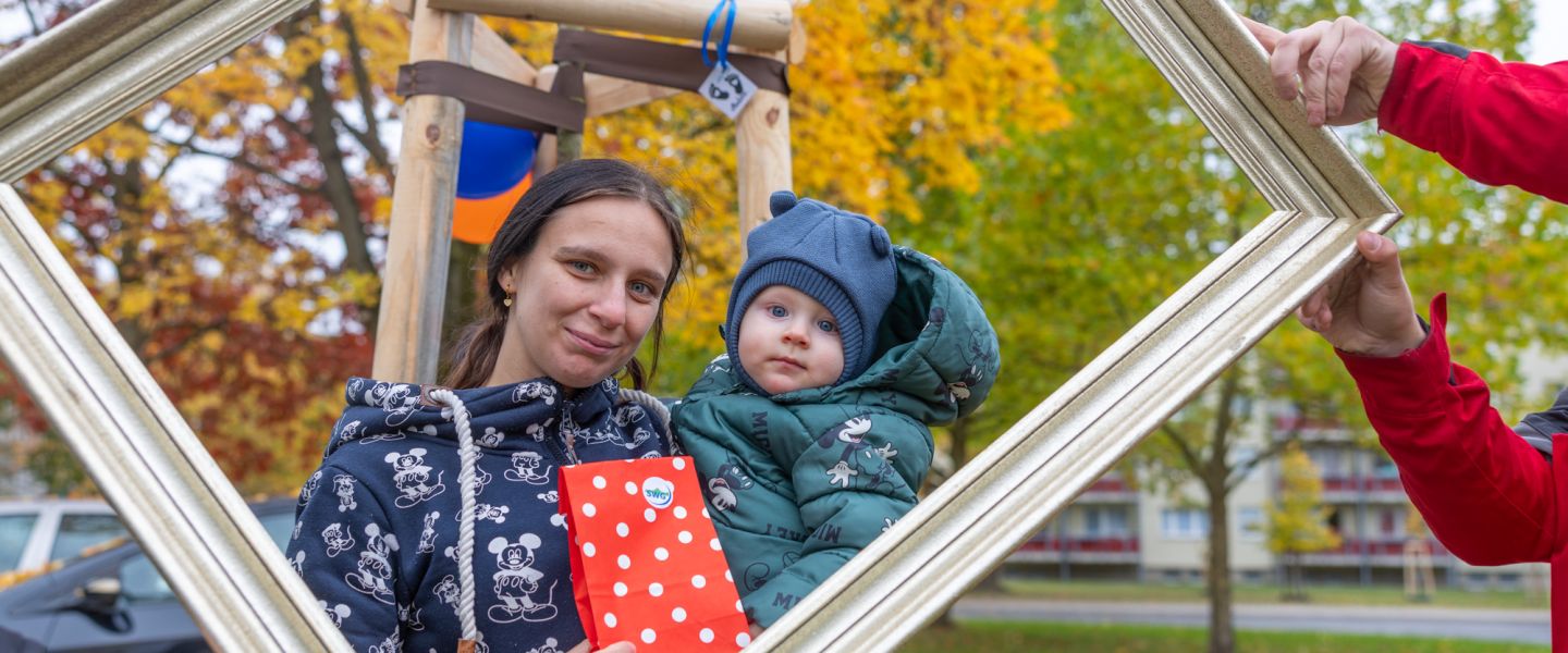 Familie vor Baum mit Bilderrahmen