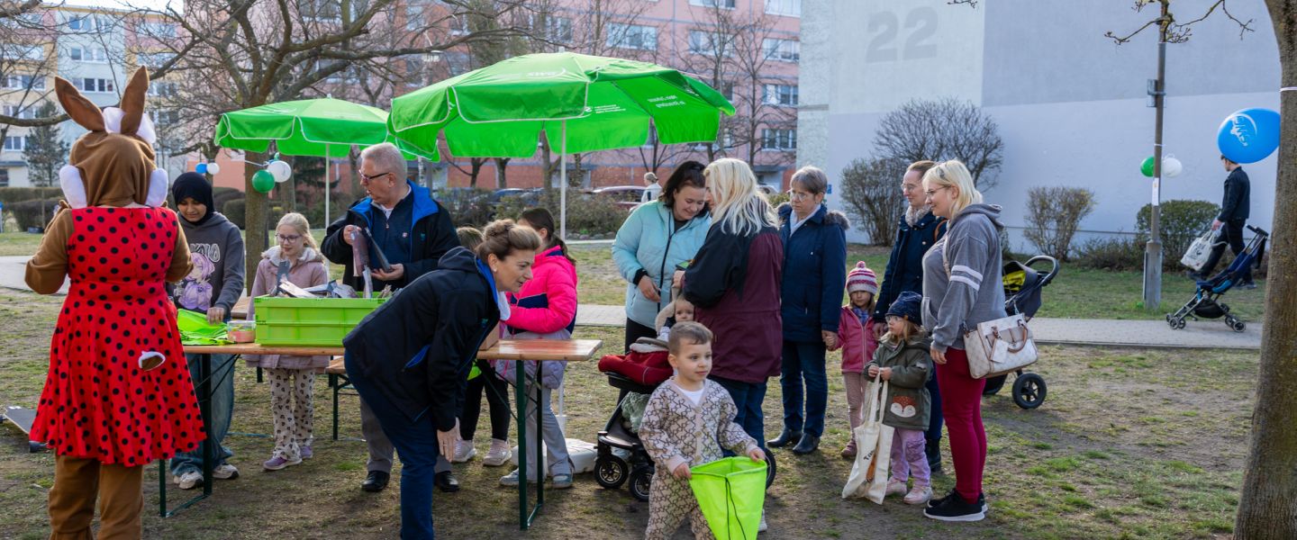 Viele Kinder bei der Eiersuche