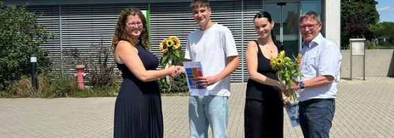 GF und A. Weinhold gratulieren vor SWG