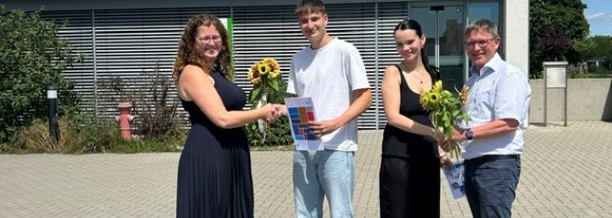 GF und A. Weinhold gratulieren vor SWG