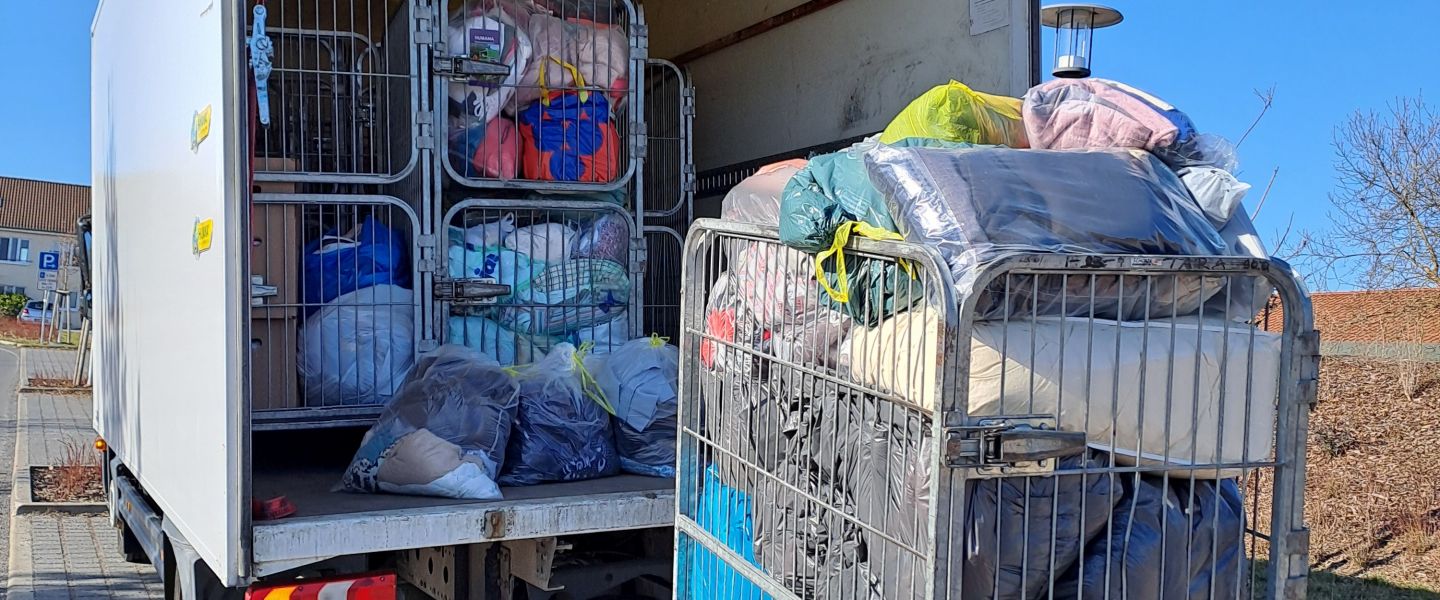 LKW mit Altkleiderboxen