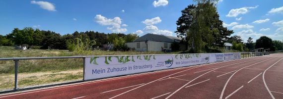 Bunte Bandenwerbung der SWG an Stadionrand