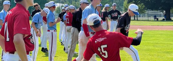 Rot gekleidete Baseballer trainieren auf Feld bei Sonne
