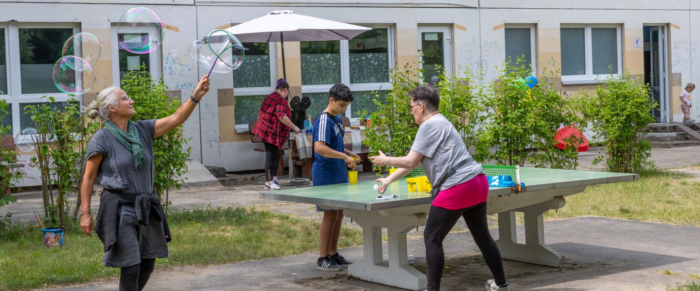 Kinder spielen Tischtennis