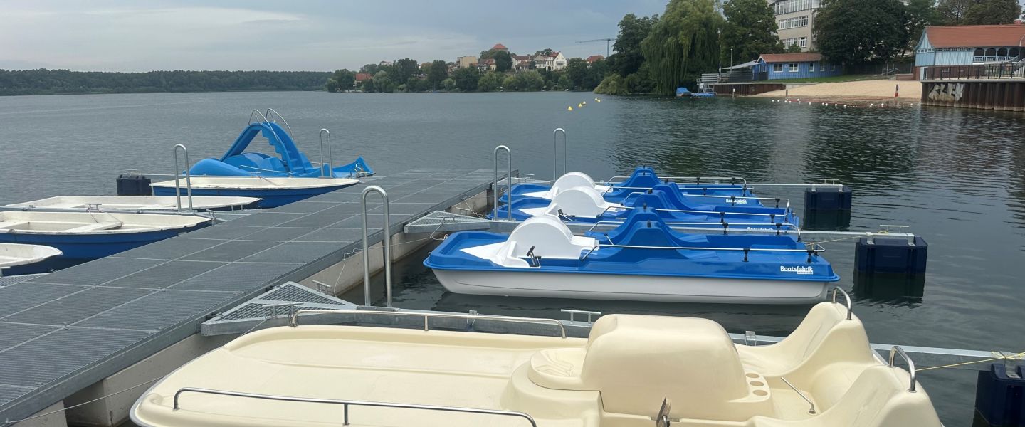 Tretboote auf dem Straussee