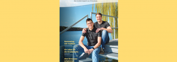 Cover des Kundenmagazins Strausberg 2026/ Juni mit 2 Männern sitzend auf einer Treppe