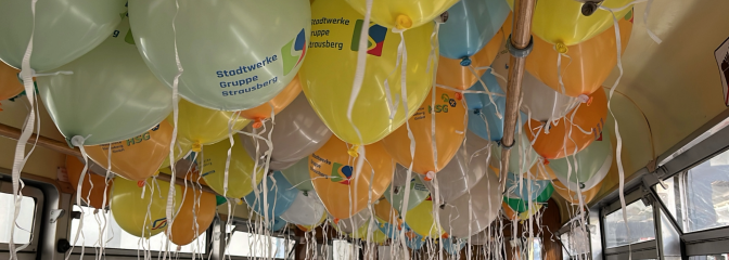 Luftballons der Stadtwerkegruppe in Tram
