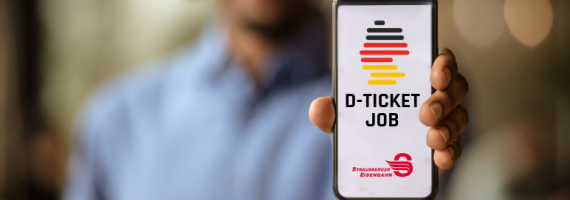Mann hält Handy in Kamera auf dem Deutschlandticket Job von STE sichtbar ist