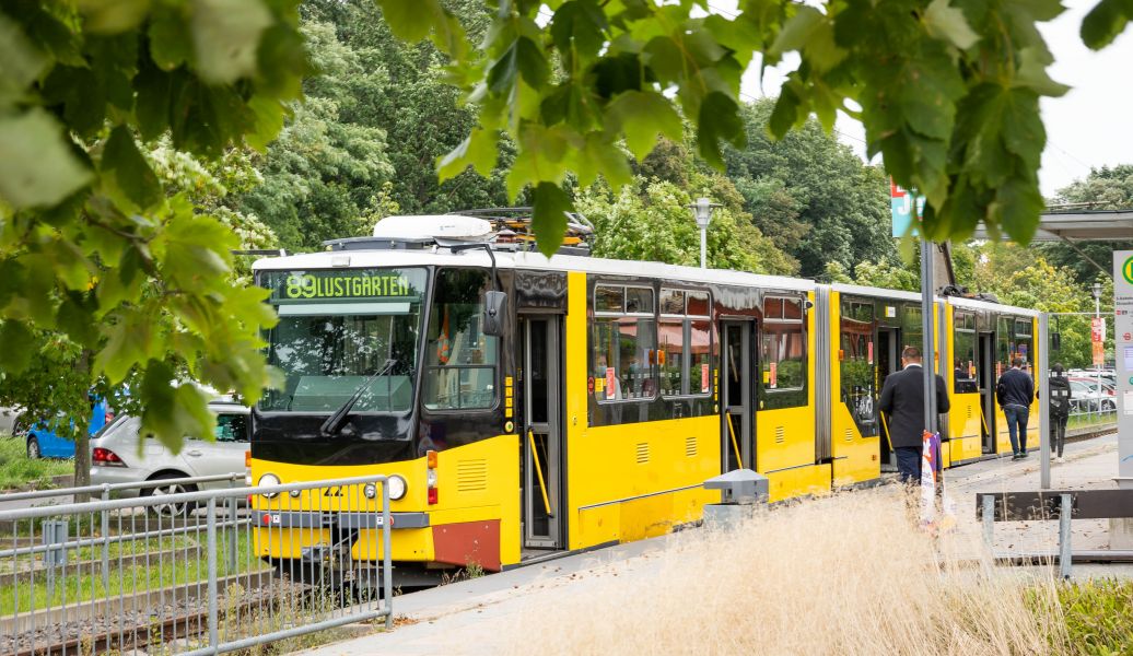 Die Straßenbahn-Linie 89 Richtung Lustgarten hält an einer Haltestelle