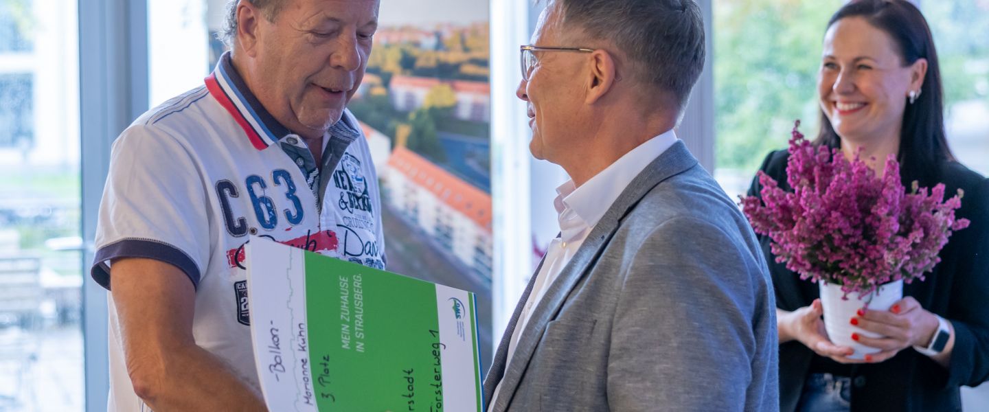 Mann wird gratuliert vom GF