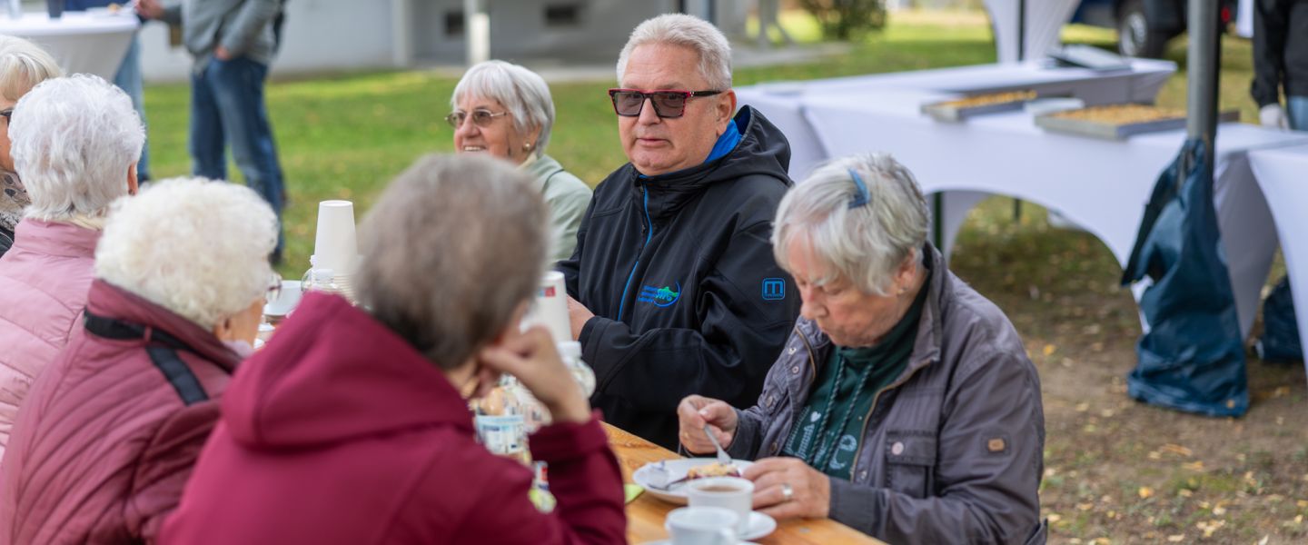 Mitarbeiter und Mieter am Tisch