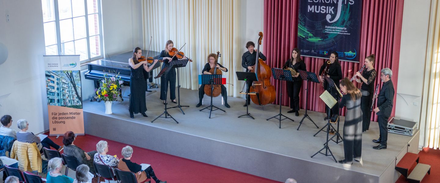 Musiker spielen vor Publikum