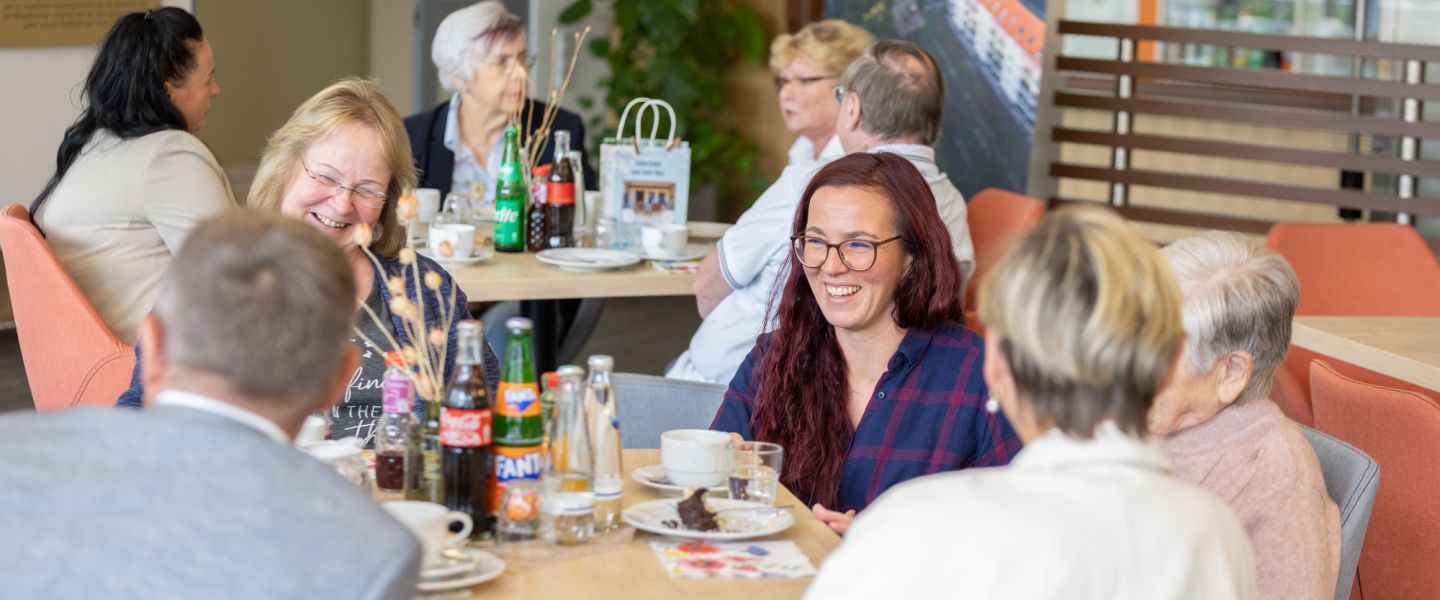 Gewinner bei Kaffee und Kuchen im Gespräch