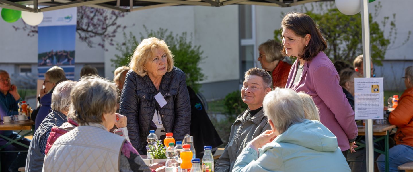 Mitarbeiter spricht mit Mietern
