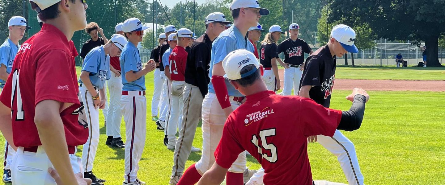 Rot gekleidete Baseballer trainieren auf Feld bei Sonne