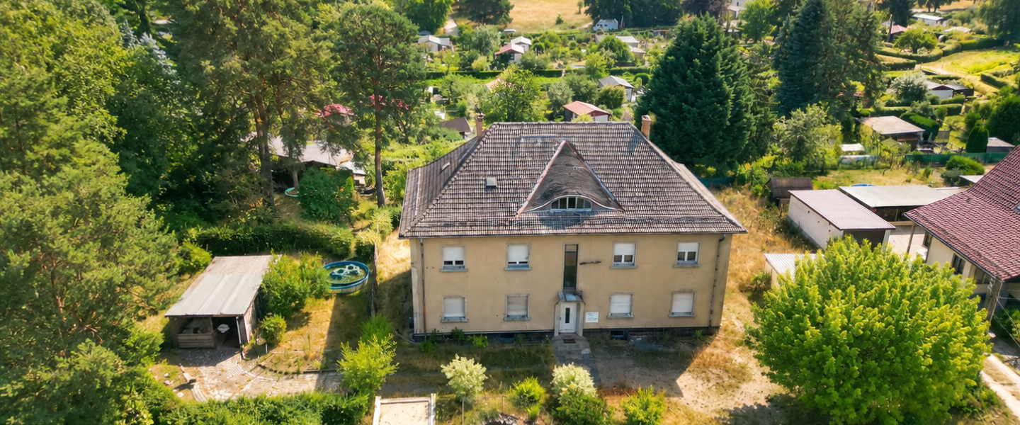 Mehrfamilienhaus auf Grundstück