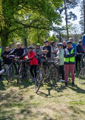 Gruppe von Fahrradfahrern im Zielbogen nach einer Radtour zum Sattelfest 2025