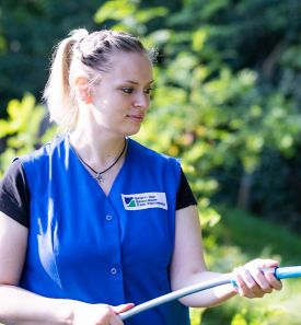 Mitarbeiterin SEP mit Wasserschlauch