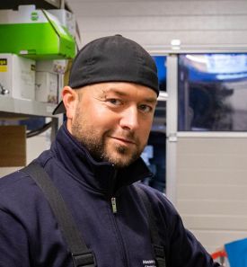 Handwerker schaut in die Kamera