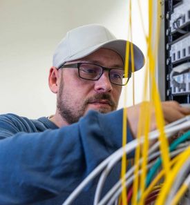 Mitarbeiterfoto Sandro Matthes an Kabel