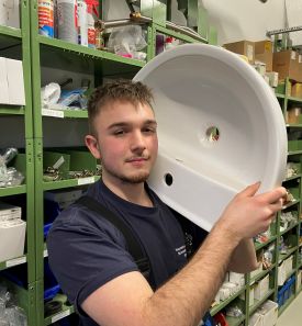 HSG Azubi im Lager mit Waschamatur