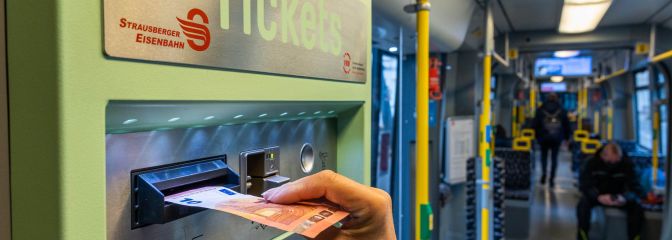 Ein Person kauft ein Ticket in der Tram