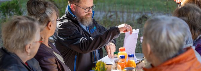 Mitarbeiter mit Mietern im Gespräch