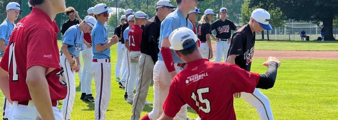 Rot gekleidete Baseballer trainieren auf Feld bei Sonne