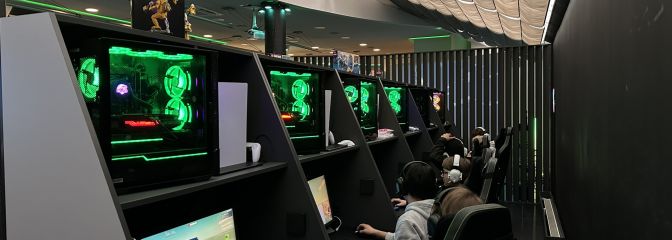 Jugendliche sitzen an PCs und spielen