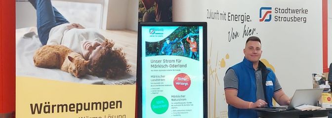 Mitarbeiter an Vertriebsstand